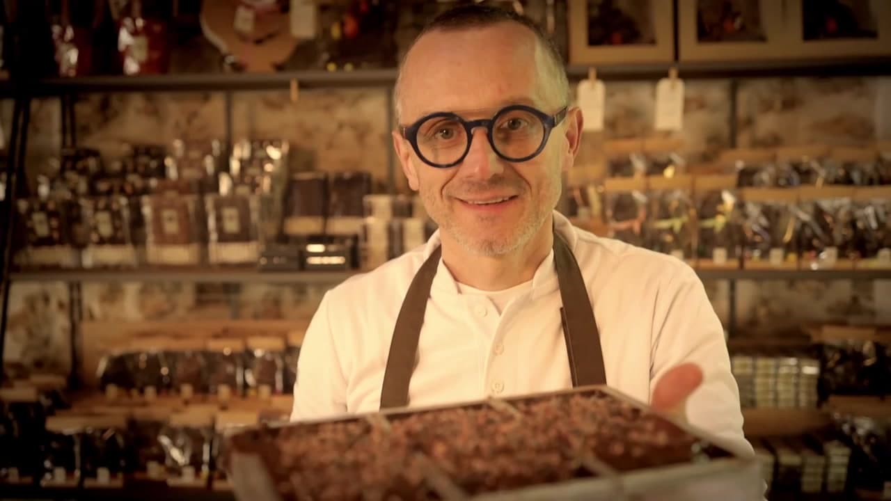 Grégoire Engrand, artiste chocolatier, tient un plateau de ses chocolats dans sa boutique de La Ferme au Chocolat