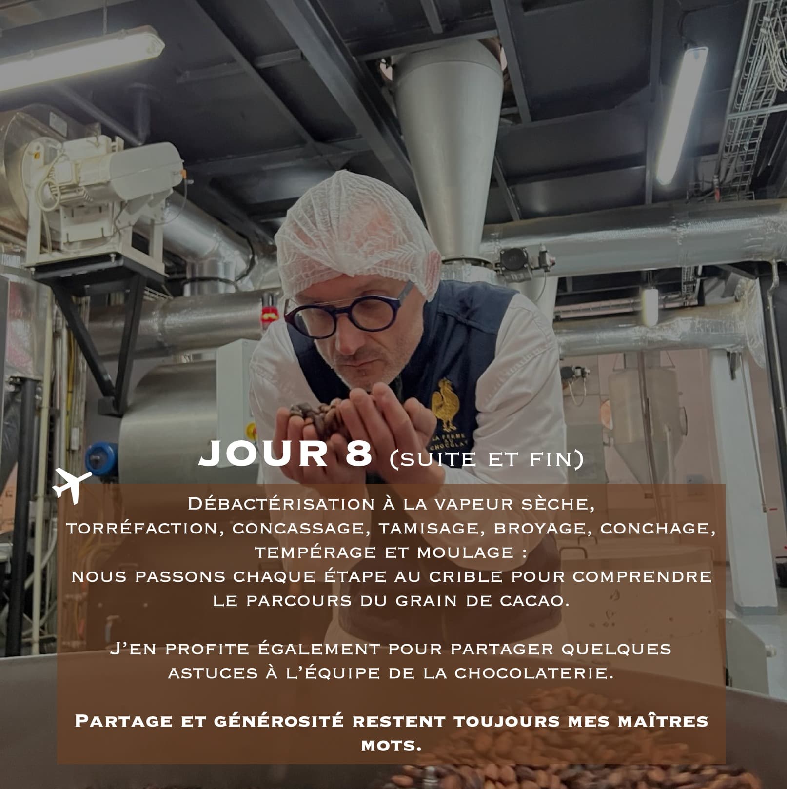 Grégoire Engrand penché sur des grains de cacao dans l'usine de transformation de la Chocolaterie Robert, Madagascar