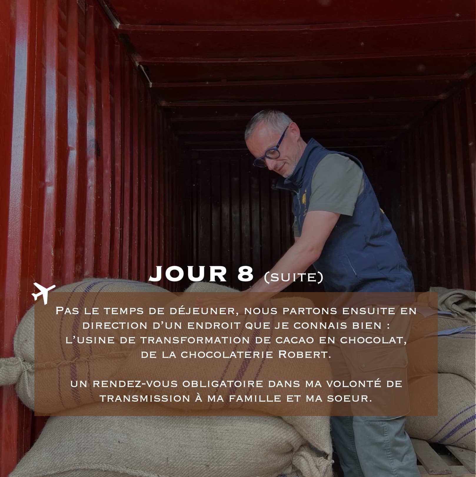 Grégoire Engrand inspecte les sacs de cacao dans un conteneur à l'usine de la Chocolaterie Robert