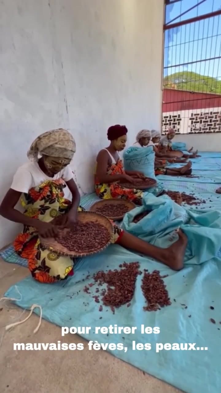 Cueilleuses malgaches de la plantation MAVA, triant les fèves de cacao à la main dans des paniers en vannerie
