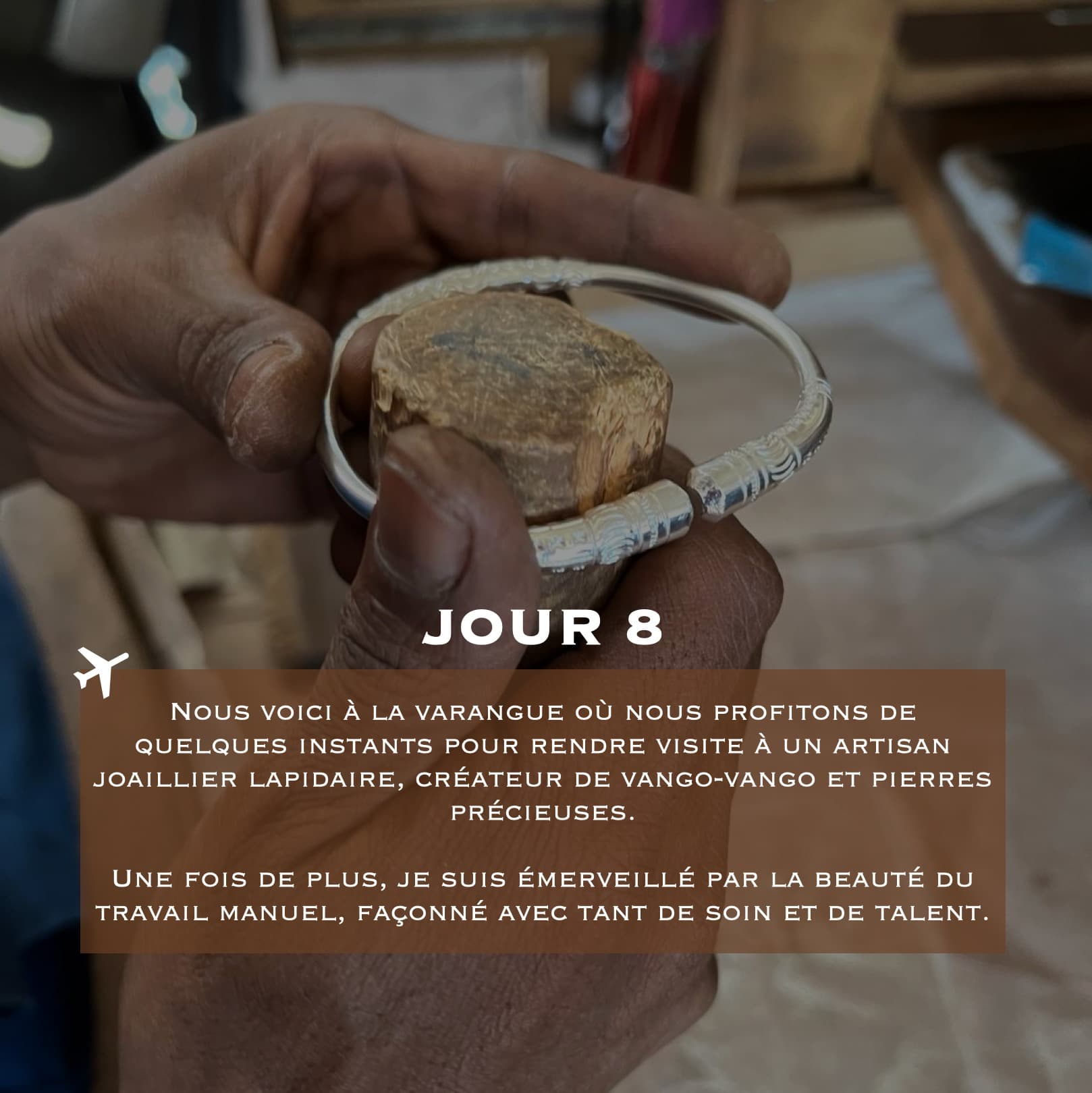 Bracelet vango-vango travaillé à la main par un artisan joaillier lapidaire malgache rencontré par Grégoire lors de son voyage