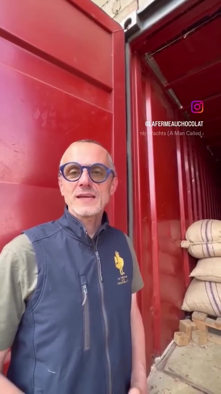 Réception d'un conteneur de sacs de cacao Madagascar à l'atelier de Grégoire Engrand