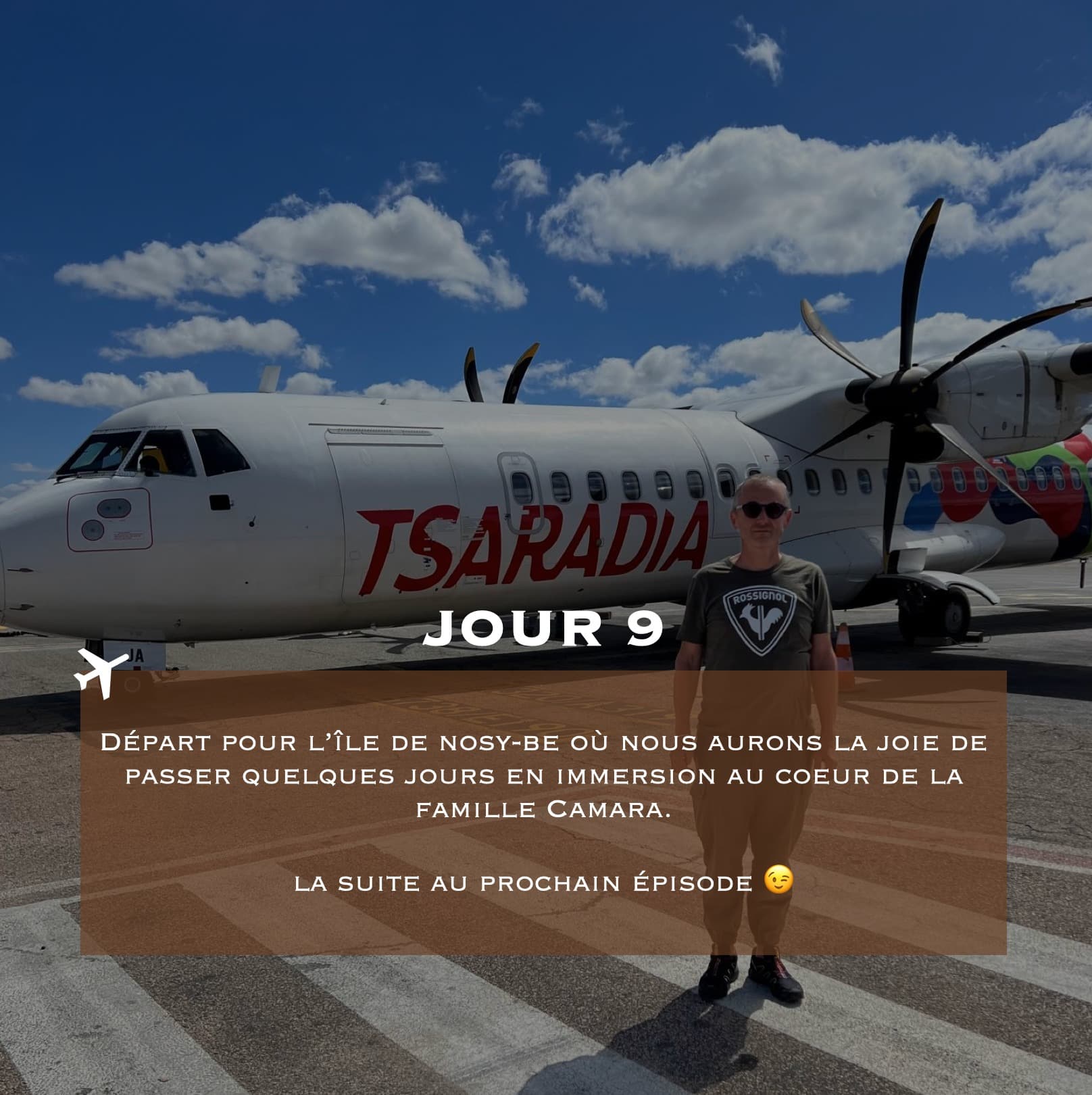 Grégoire Engrand devant un avion Tsaradia à l'aéroport, en route vers l'île de Nosy Be à Madagascar